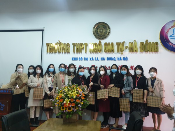 Học sinh các lớp vui vẻ đón chào ngày quốc tế phụ nữ mùng 8.3