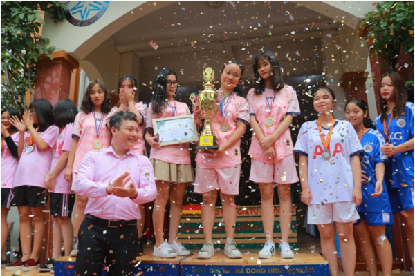 Trận bóng đá nữ của Trường Ngô Gia Tự